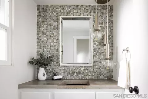 Bath - 698 Hygeia Ave, Encinitas, CA 92024 photo 1 of 5