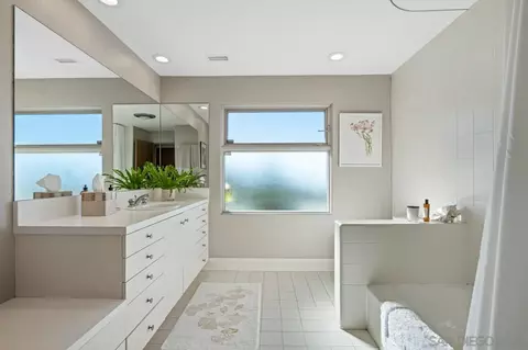 Bath - 7846 Esterel Dr, La Jolla, CA 92037 photo 5 of 6