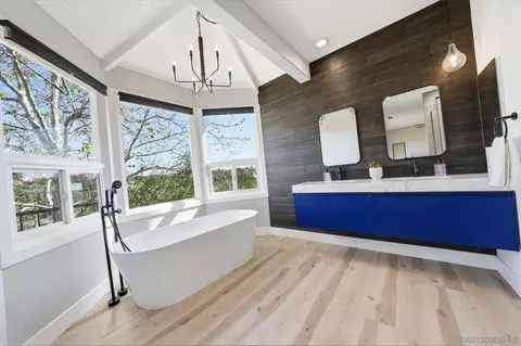 Bath - 9610 Vista Del Sol, Spring Valley, CA 91977 photo 3 of 5