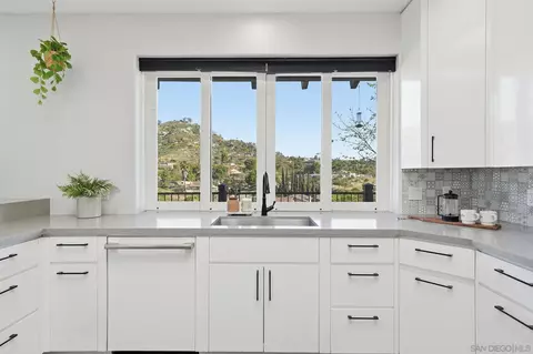 Kitchen - 9610 Vista Del Sol, Spring Valley, CA 91977 photo 4 of 7