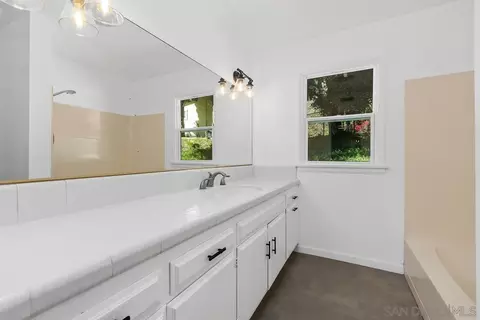 Bath - 820 Cookie Ln, Fallbrook, CA 92028 photo 4 of 5