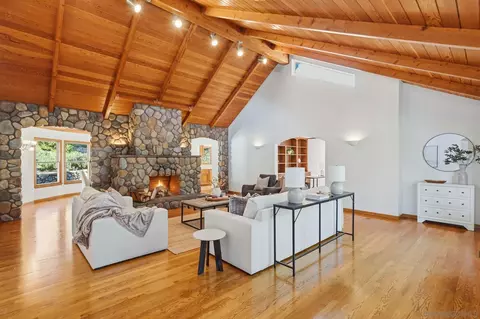 Living - 432 Arnold Way, Alpine, CA 91901 photo 2 of 3