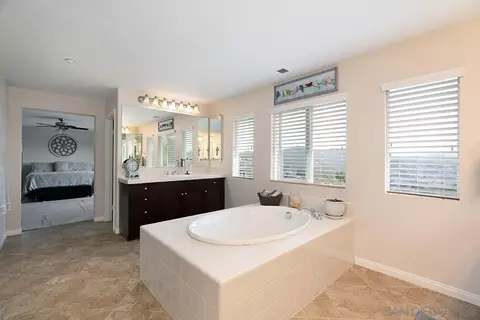 Bath - 10689 Laurel Path, Escondido, CA 92026 photo 4 of 6