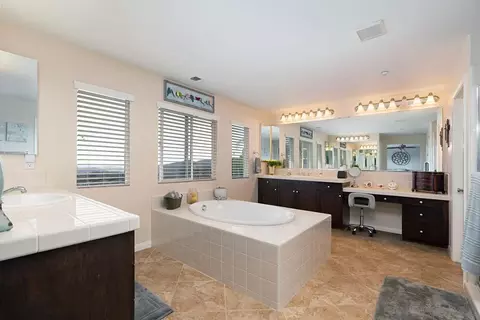 Bath - 10689 Laurel Path, Escondido, CA 92026 photo 3 of 6