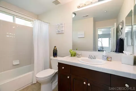 Bath - 10689 Laurel Path, Escondido, CA 92026 photo 5 of 6