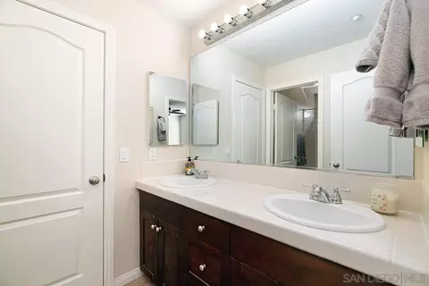 Bath - 10689 Laurel Path, Escondido, CA 92026 photo 6 of 6