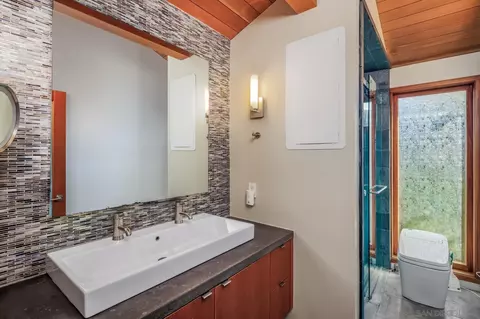 Bath - 330 Neptune Ave, Encinitas, CA 92024 photo 1 of 2
