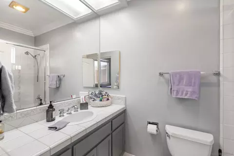 Bath - 2821 Summit Dr, Escondido, CA 92025 photo 4 of 6