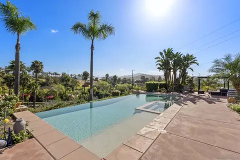 Exterior - 2821 Summit Dr, Escondido, CA 92025 photo 2 of 20