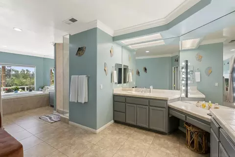 Bath - 2821 Summit Dr, Escondido, CA 92025 photo 2 of 6