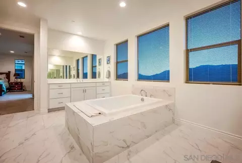 Bath - 35828 Blue Breton Dr, Fallbrook, CA 92028 photo 6 of 8
