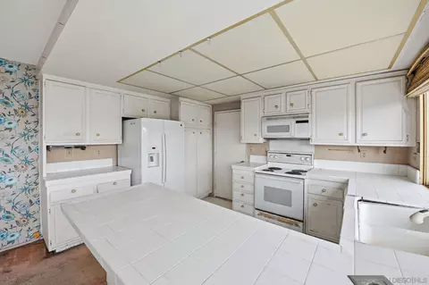 Kitchen - 86 Half Moon Bnd, Coronado, CA 92118 photo 2 of 4