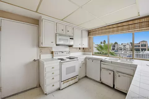 Kitchen - 86 Half Moon Bnd, Coronado, CA 92118 photo 4 of 4