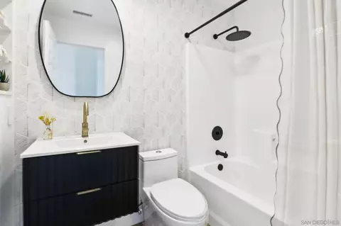 Bath - 2082 Fairhope Loop, Vista, CA 92081 photo 5 of 5