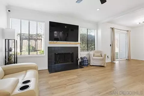 Living - 140 El Norte Pkwy #6, Escondido, CA 92026 photo 2 of 3