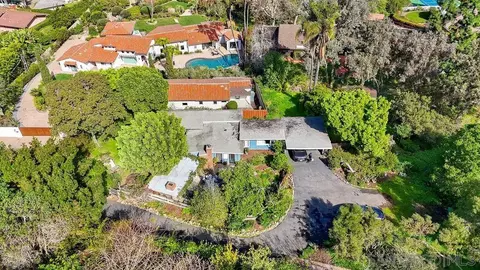 View/Area - 2820 Hidden Valley Rd, La Jolla, CA 92037 photo 3 of 4