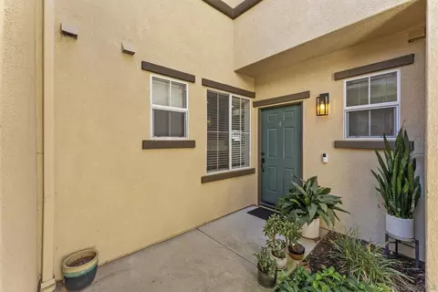 Exterior - 625 Sumner Way #4, Oceanside, CA 92058 photo 1 of 4