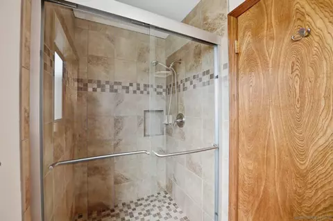 Bath - 15976 Eagle View Ln, Valley Center, CA 92082 photo 4 of 4