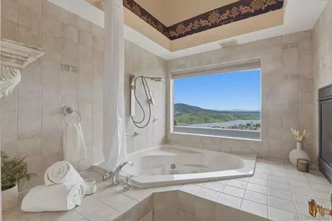 Bath - 1650 Cuyamaca Ave, Spring Valley, CA 91977 photo 2 of 6