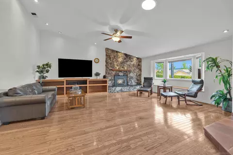 Living - 23540 Oriente Way, Ramona, CA 92065 photo 2 of 4