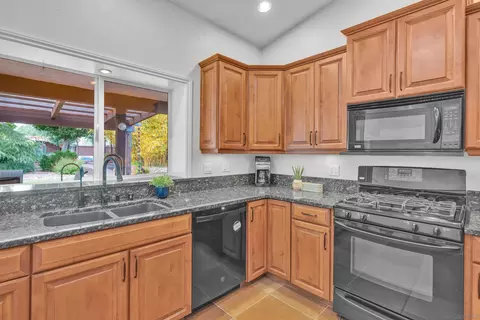Kitchen - 23540 Oriente Way, Ramona, CA 92065 photo 3 of 4