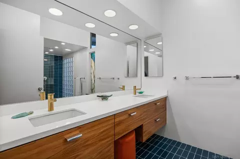 Bath - 3129 Bremerton Pl, La Jolla, CA 92037 photo 2 of 3