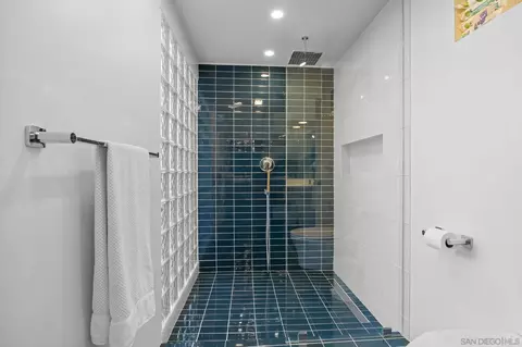 Bath - 3129 Bremerton Pl, La Jolla, CA 92037 photo 3 of 3