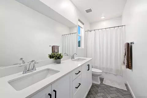 Bath - 35158 Orchard Trl, Fallbrook, CA 92028 photo 4 of 4