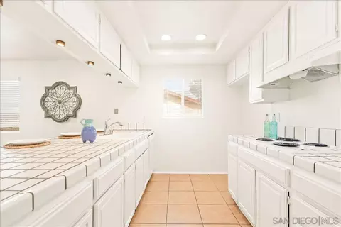 Kitchen - 12448 Ridgeton Dr, Lakeside, CA 92040 photo 3 of 5
