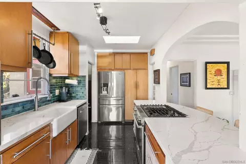 Kitchen - 2003 Ebers St, San Diego, CA 92107 photo 4 of 7