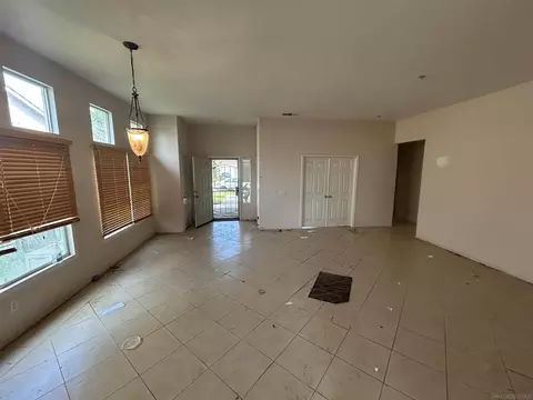 Living - 505 Portico Dr, Oceanside, CA 92058 photo 2 of 4
