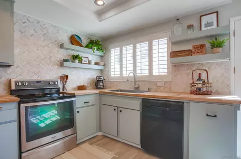 Kitchen - 3466 Thunder Dr, Oceanside, CA 92056 photo 4 of 5