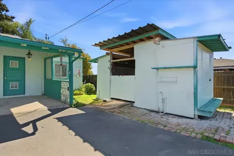 Exterior - 214 Summit Ave, Fallbrook, CA 92028 photo 1 of 9