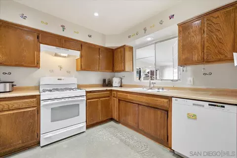 Kitchen - 214 Summit Ave, Fallbrook, CA 92028 photo 2 of 3