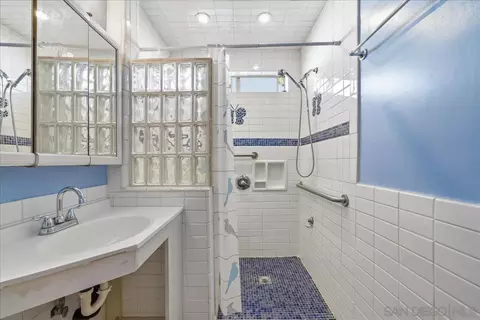 Bath - 214 Summit Ave, Fallbrook, CA 92028 photo 4 of 4