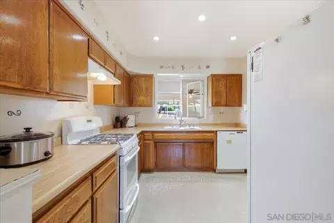 Kitchen - 214 Summit Ave, Fallbrook, CA 92028 photo 3 of 3