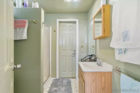 Bath - 214 Summit Ave, Fallbrook, CA 92028 photo 1 of 4