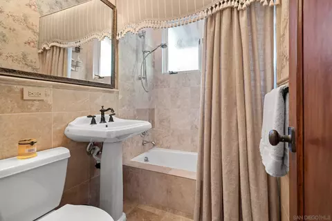 Bath - 2061 Seaview Ave, Del Mar, CA 92014 photo 1 of 3