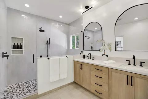 Bath - 7073 Surfbird Cir, Carlsbad, CA 92011 photo 2 of 7