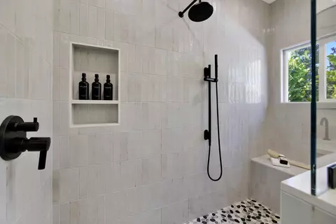 Bath - 7073 Surfbird Cir, Carlsbad, CA 92011 photo 3 of 7