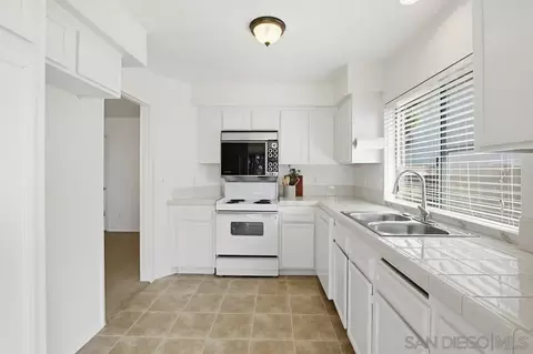 Kitchen - 321 Skyridge Ln, Escondido, CA 92026 photo 1 of 2