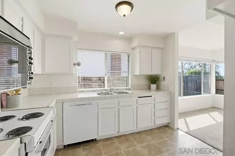 Kitchen - 321 Skyridge Ln, Escondido, CA 92026 photo 2 of 2