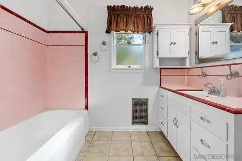 Bath - 1890 Calmin Dr, Fallbrook, CA 92028 photo 2 of 3