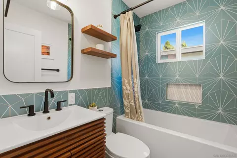 Bath - 965 Home Ave, Carlsbad, CA 92008 photo 3 of 3