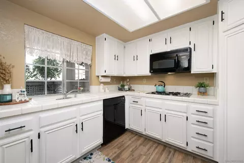 1050 La Tortuga Dr #15, Vista, CA 92081