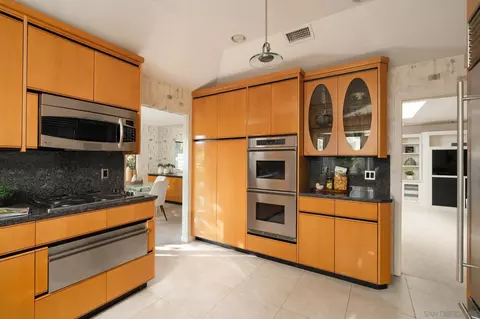 Kitchen - 15943 Ranch Hollow Rd, Poway, CA 92064 photo 3 of 3