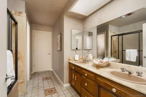 Bath - 15943 Ranch Hollow Rd, Poway, CA 92064 photo 4 of 5
