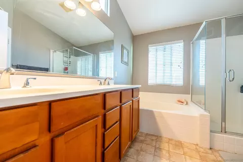 Bath - 226 Quail Run Dr, El Centro, CA 92243 photo 3 of 4