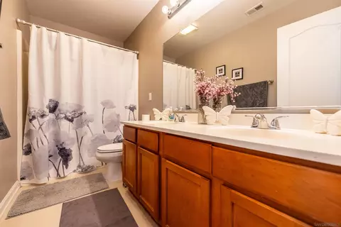Bath - 226 Quail Run Dr, El Centro, CA 92243 photo 2 of 4
