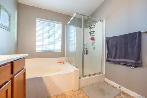 Bath - 226 Quail Run Dr, El Centro, CA 92243 photo 4 of 4